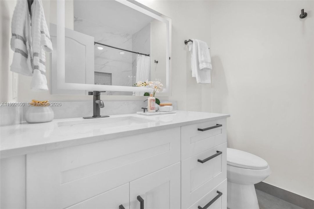 Vendido Recientemente: $939,999 (4 camas, 3 baños, 2400 Pies cuadrados)