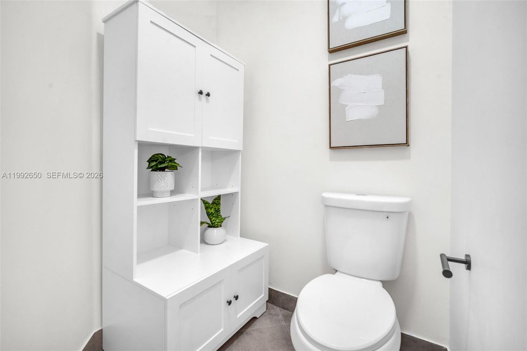 Vendido Recientemente: $939,999 (4 camas, 3 baños, 2400 Pies cuadrados)