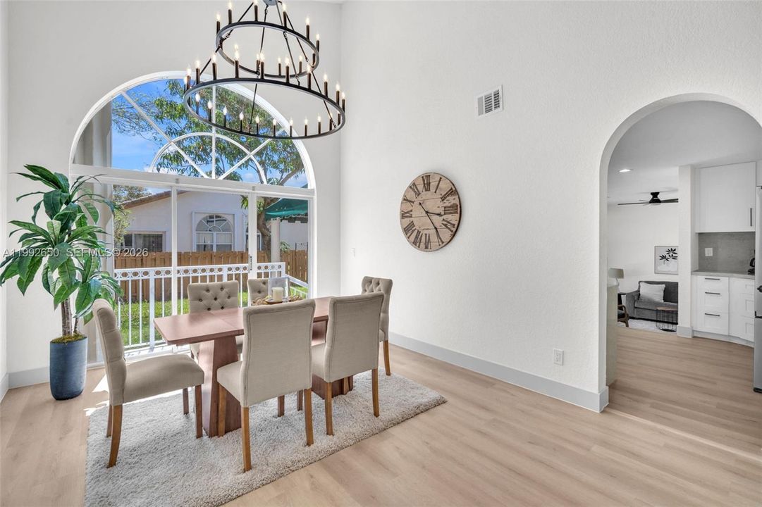 Vendido Recientemente: $939,999 (4 camas, 3 baños, 2400 Pies cuadrados)
