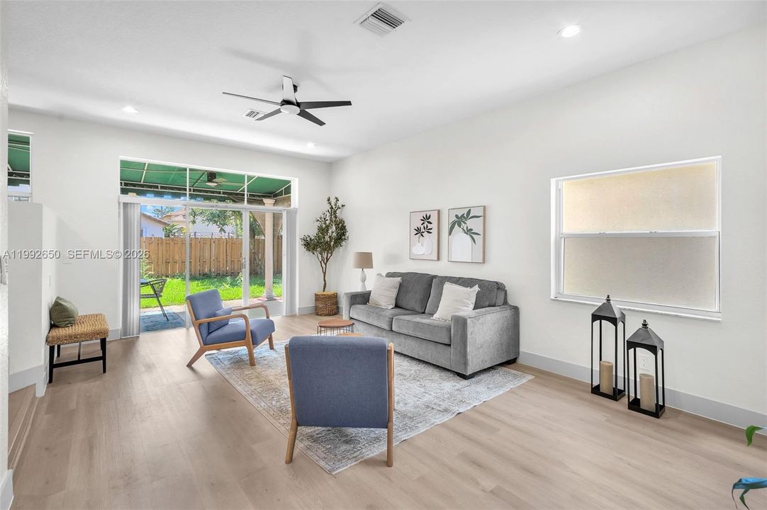 Vendido Recientemente: $939,999 (4 camas, 3 baños, 2400 Pies cuadrados)