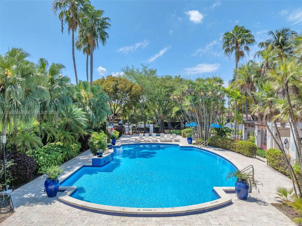 Vendido Recientemente: $939,999 (4 camas, 3 baños, 2400 Pies cuadrados)