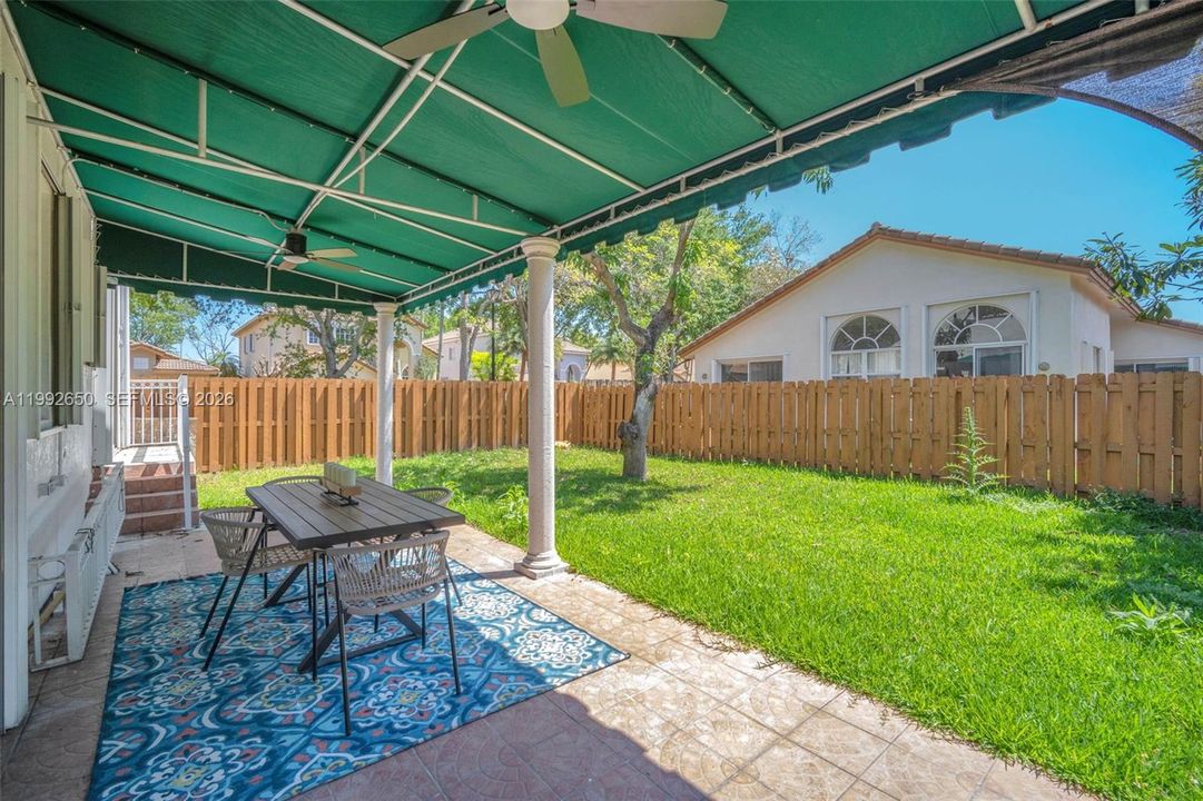 Vendido Recientemente: $939,999 (4 camas, 3 baños, 2400 Pies cuadrados)