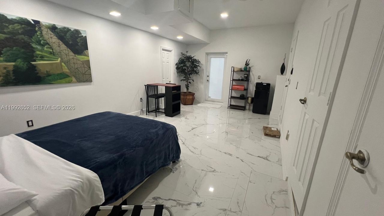 For Rent: $1,450 (0 beds, 1 baths, 1972 Square Feet)