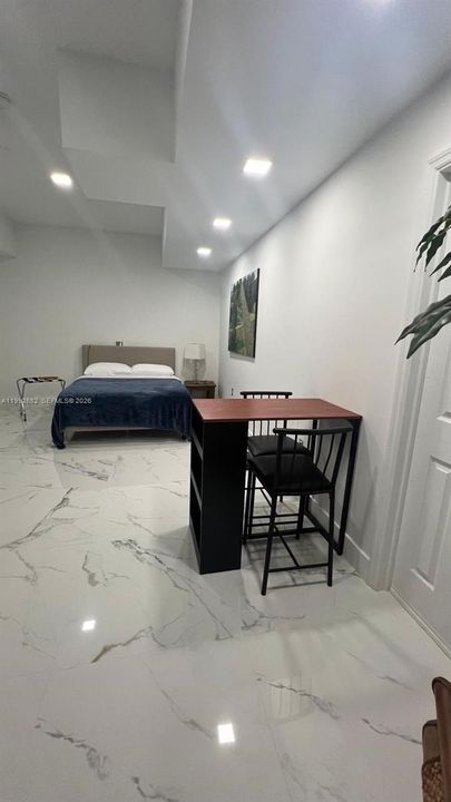 For Rent: $1,450 (0 beds, 1 baths, 1972 Square Feet)