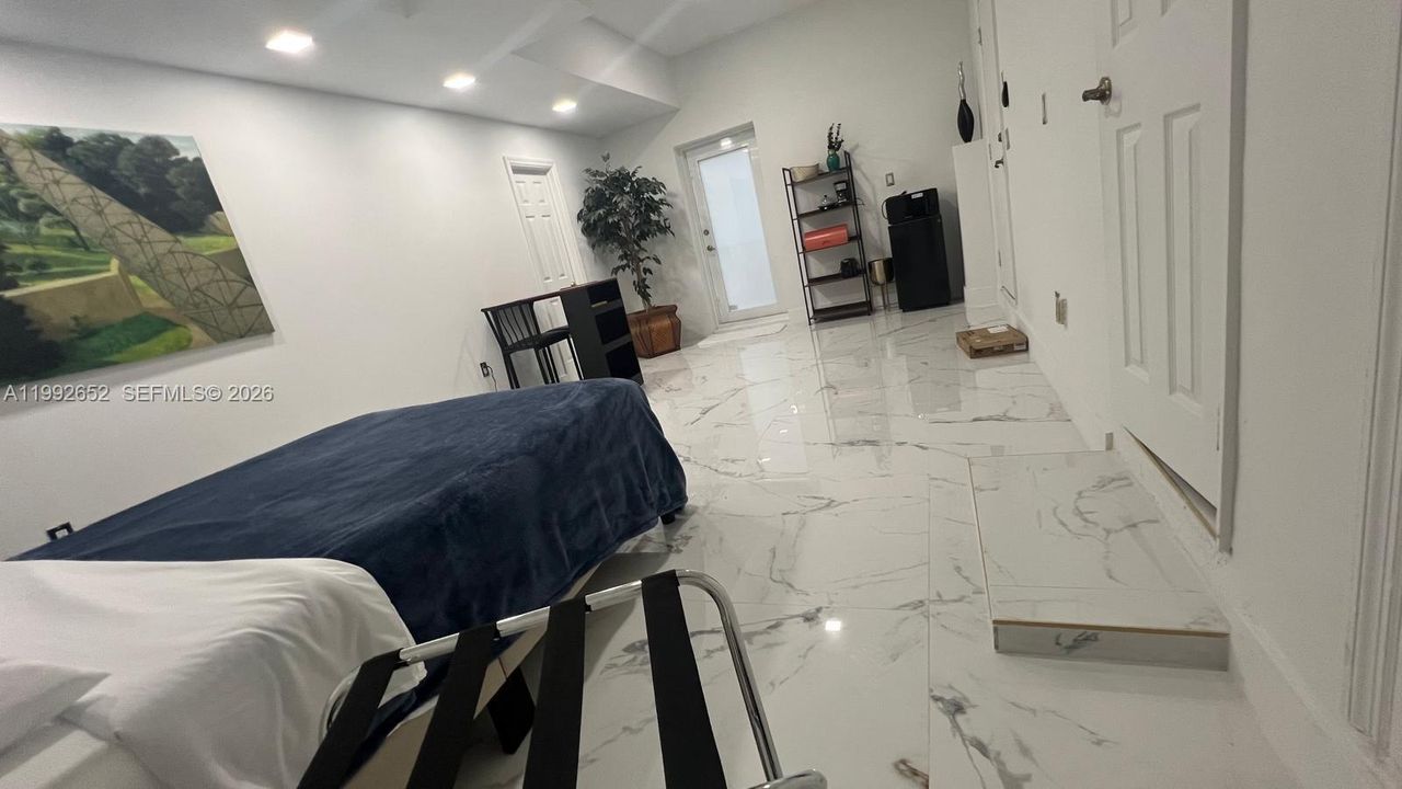 For Rent: $1,450 (0 beds, 1 baths, 1972 Square Feet)