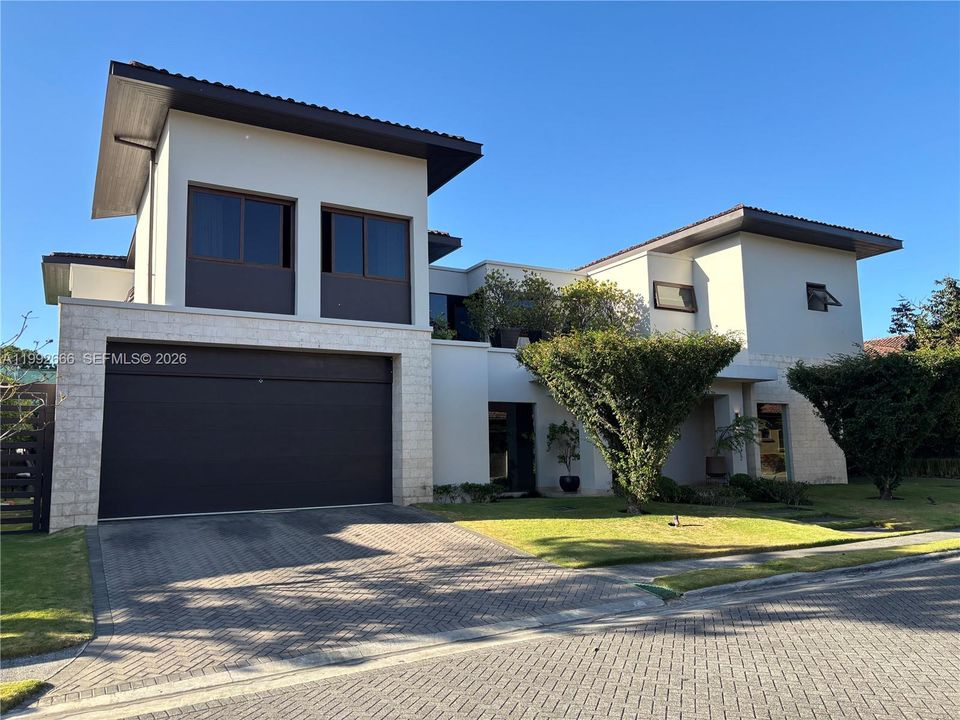 For Sale: $1,495,000 (4 beds, 5 baths, 7685 Square Feet)