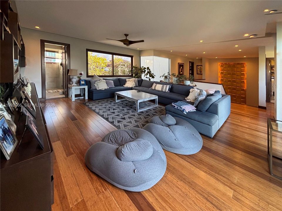 For Sale: $1,495,000 (4 beds, 5 baths, 7685 Square Feet)