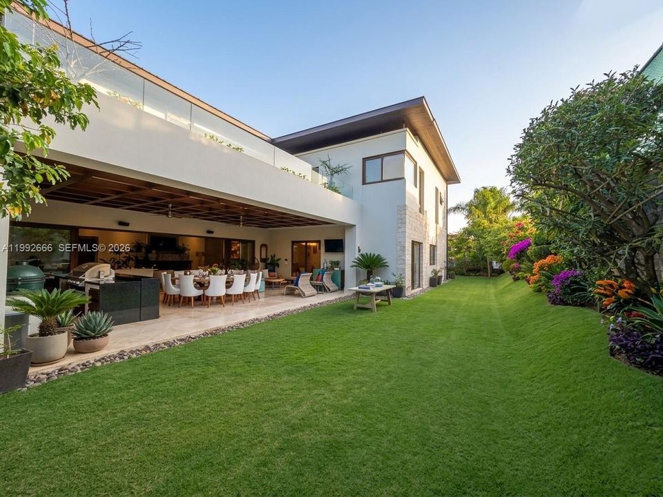 For Sale: $1,495,000 (4 beds, 5 baths, 7685 Square Feet)