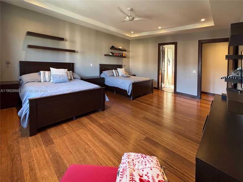 For Sale: $1,495,000 (4 beds, 5 baths, 7685 Square Feet)