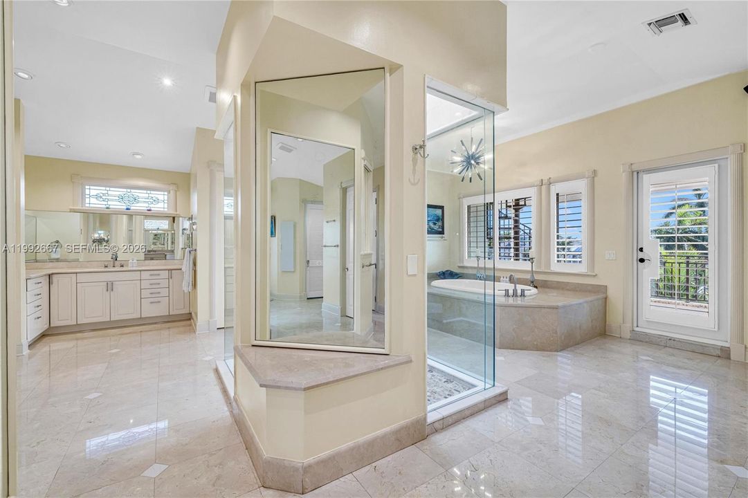 En Renta: $45,000 (6 camas, 5 baños, 7500 Pies cuadrados)