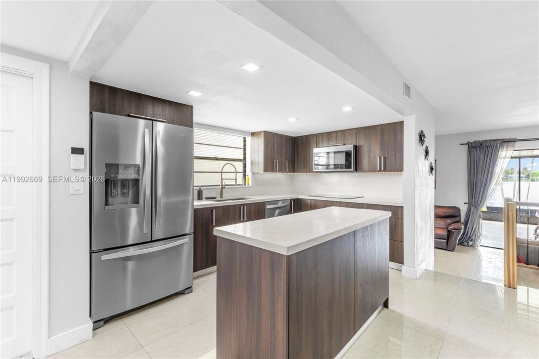 На продажу: $349,900 (4 спален, 2 ванн, 1616 Квадратных фут)