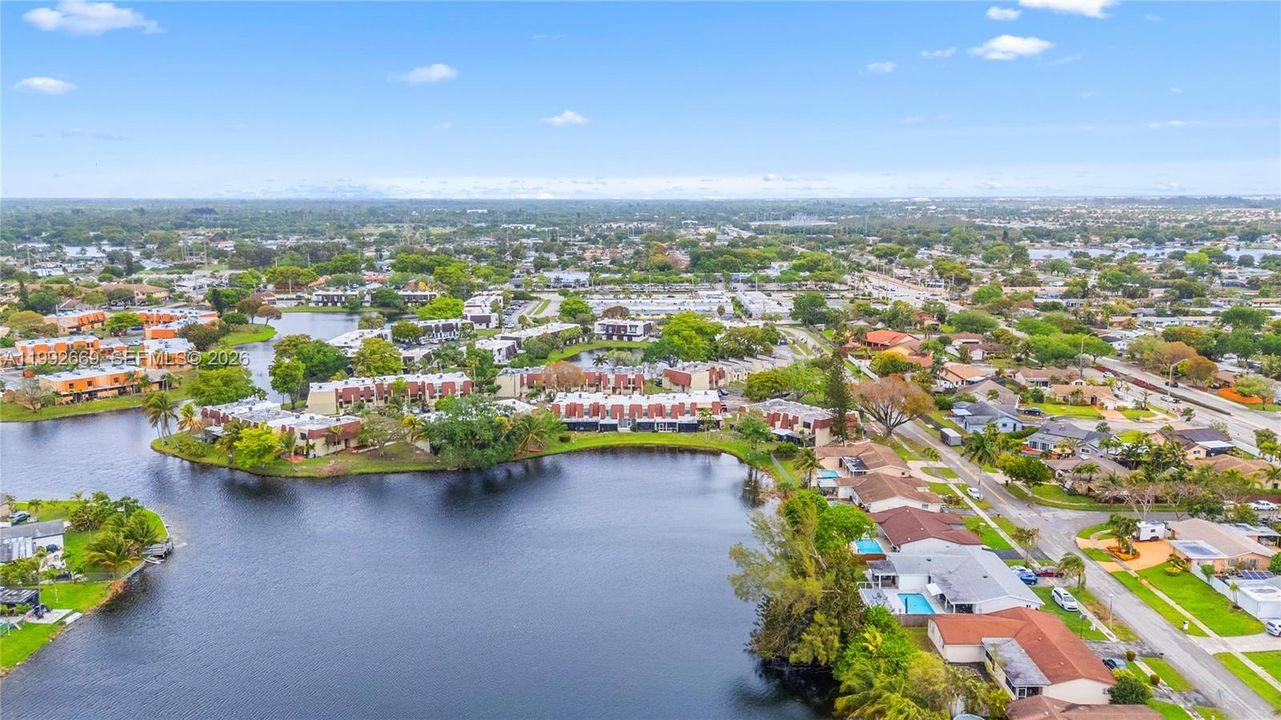 На продажу: $349,900 (4 спален, 2 ванн, 1616 Квадратных фут)