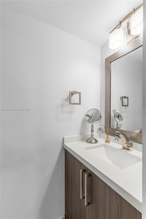 На продажу: $349,900 (4 спален, 2 ванн, 1616 Квадратных фут)