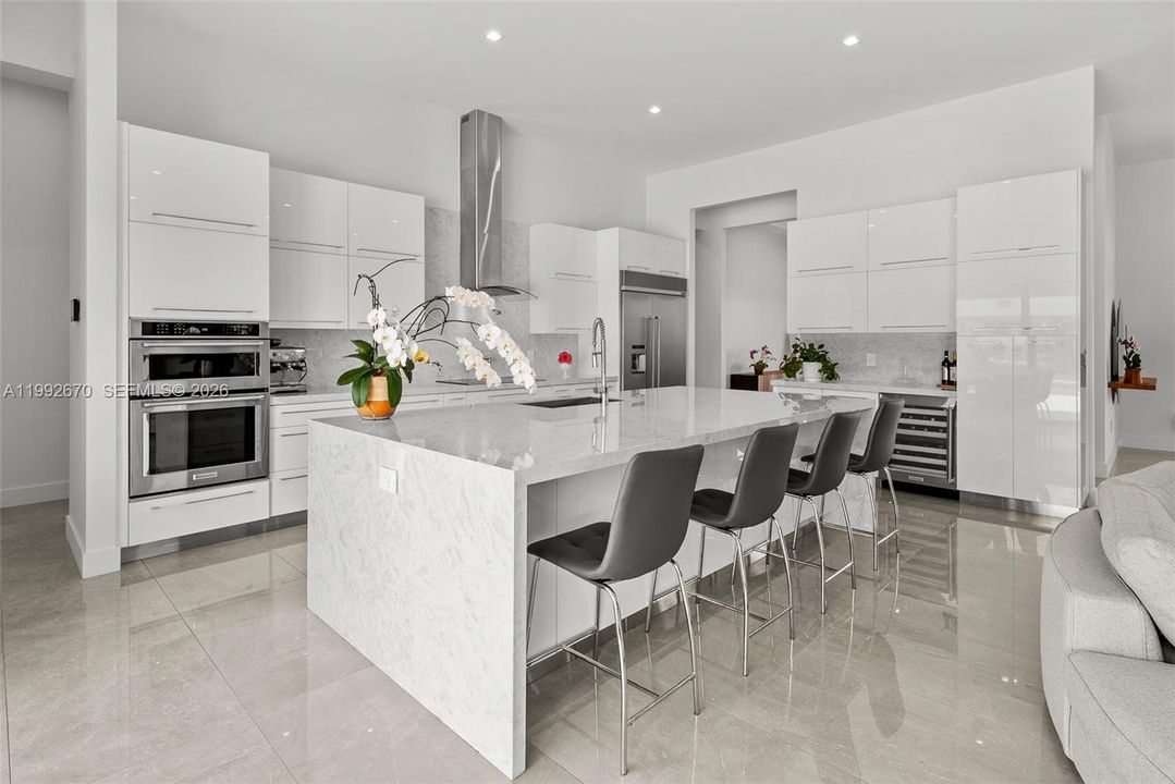 En Venta: $4,500,000 (4 camas, 5 baños, 3648 Pies cuadrados)