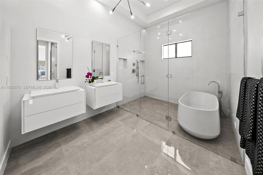 En Venta: $4,500,000 (4 camas, 5 baños, 3648 Pies cuadrados)