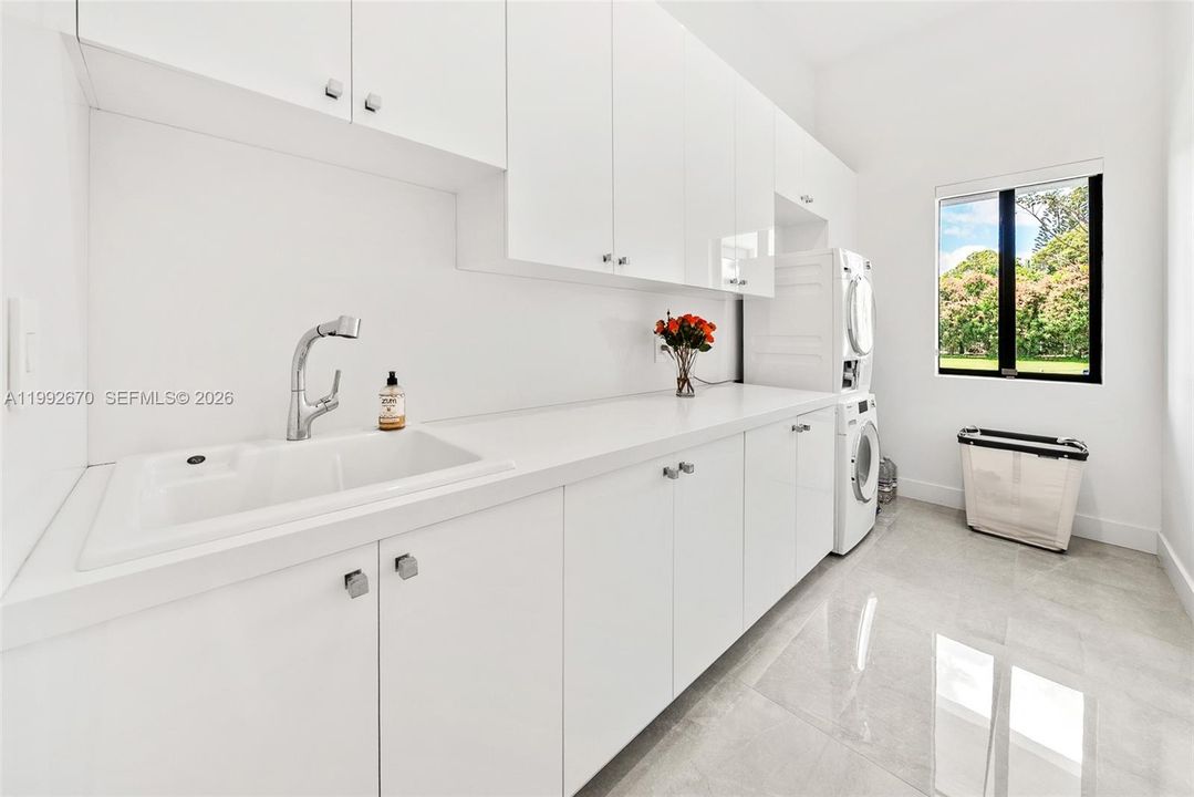En Venta: $4,500,000 (4 camas, 5 baños, 3648 Pies cuadrados)