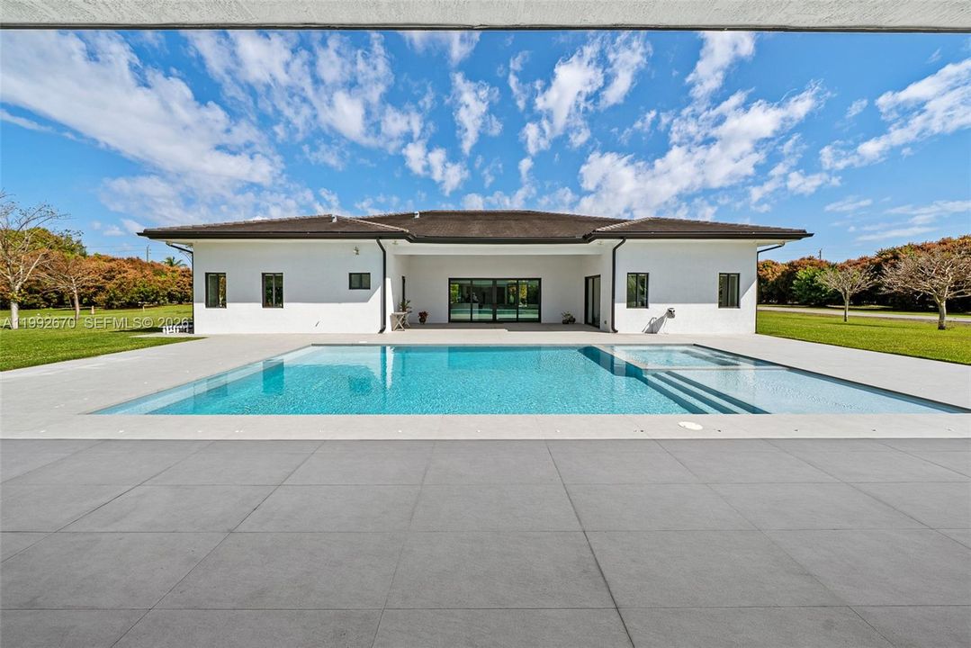 En Venta: $4,500,000 (4 camas, 5 baños, 3648 Pies cuadrados)