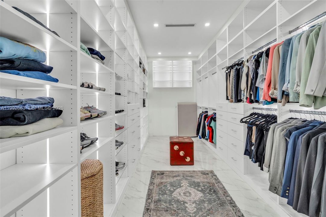 Activo con contrato: $1,200,000 (4 camas, 3 baños, 2378 Pies cuadrados)
