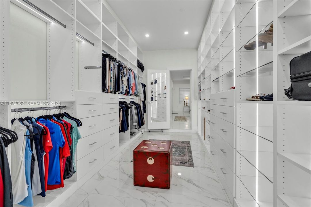 Activo con contrato: $1,200,000 (4 camas, 3 baños, 2378 Pies cuadrados)