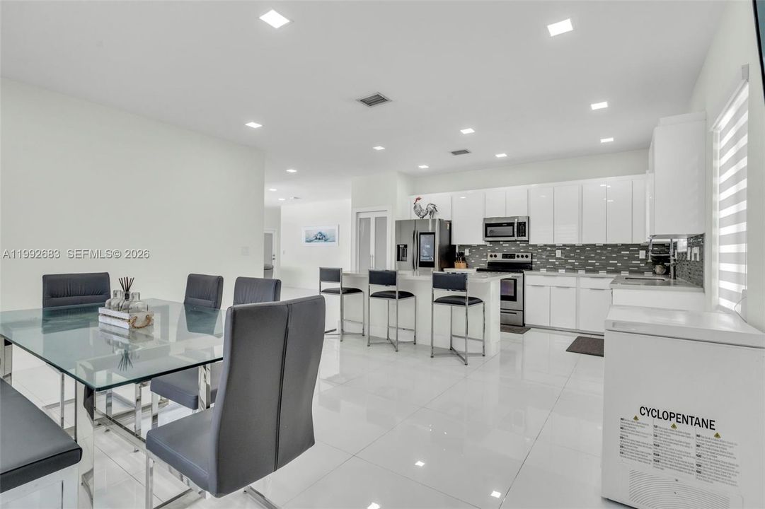 Activo con contrato: $1,200,000 (4 camas, 3 baños, 2378 Pies cuadrados)