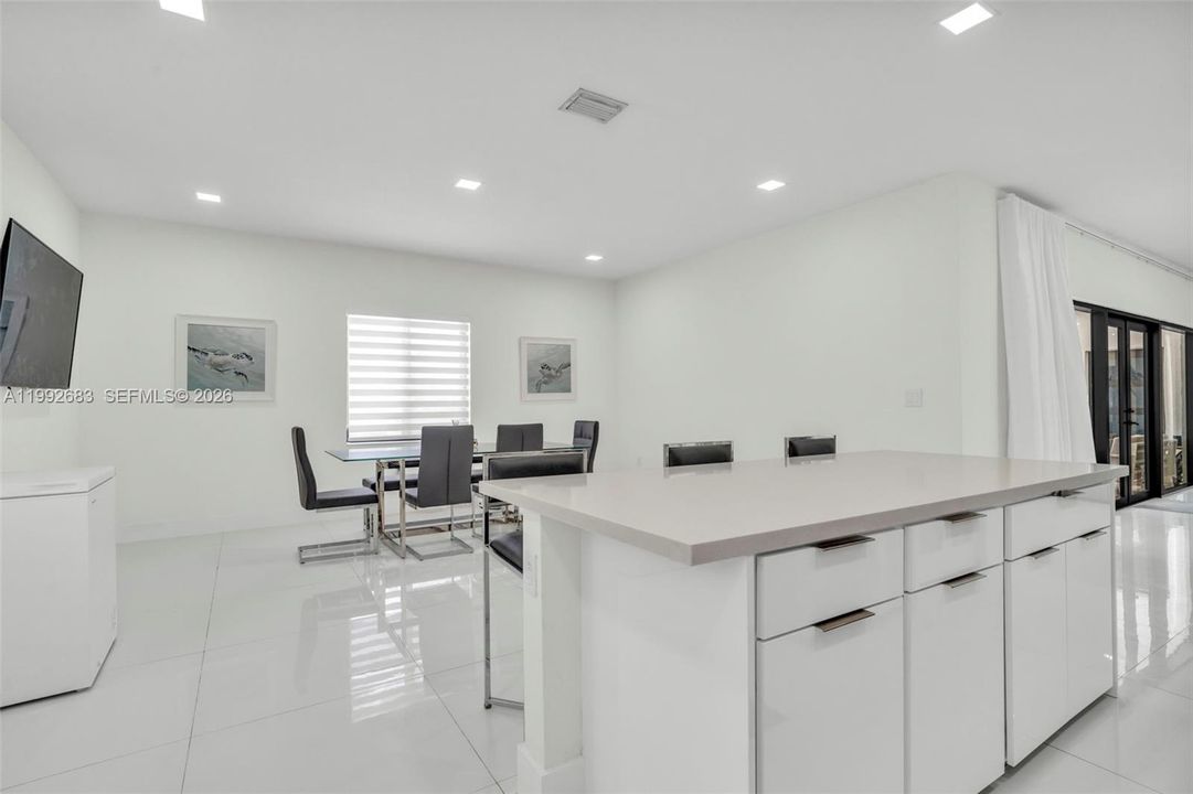 Activo con contrato: $1,200,000 (4 camas, 3 baños, 2378 Pies cuadrados)