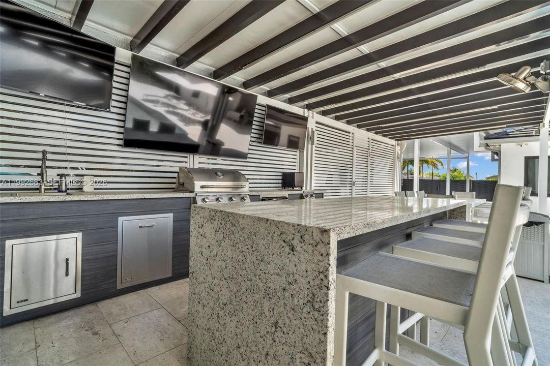 Activo con contrato: $1,200,000 (4 camas, 3 baños, 2378 Pies cuadrados)