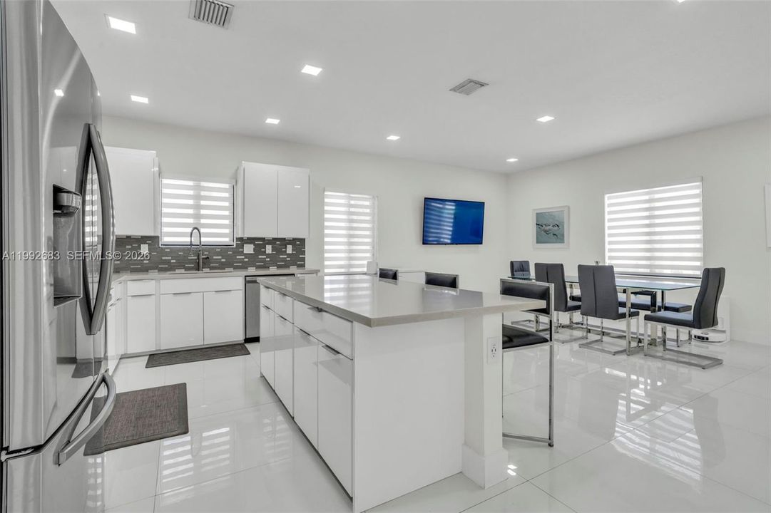 Activo con contrato: $1,200,000 (4 camas, 3 baños, 2378 Pies cuadrados)