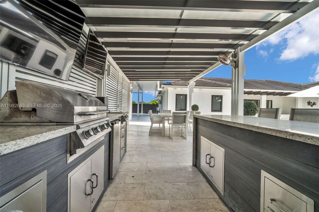 Activo con contrato: $1,200,000 (4 camas, 3 baños, 2378 Pies cuadrados)