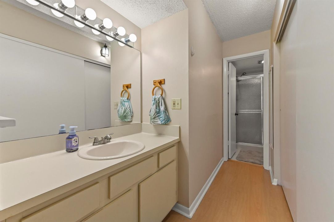 17 Bathroom 02