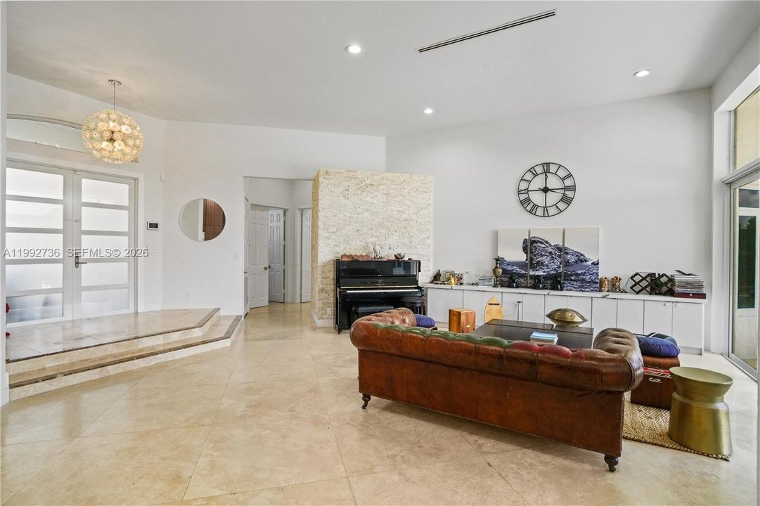 For Rent: $12,500 (5 beds, 3 baths, 3174 Square Feet)