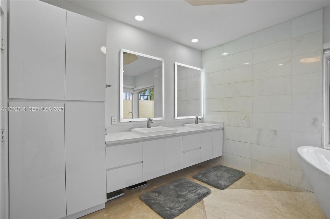 For Rent: $12,500 (5 beds, 3 baths, 3174 Square Feet)