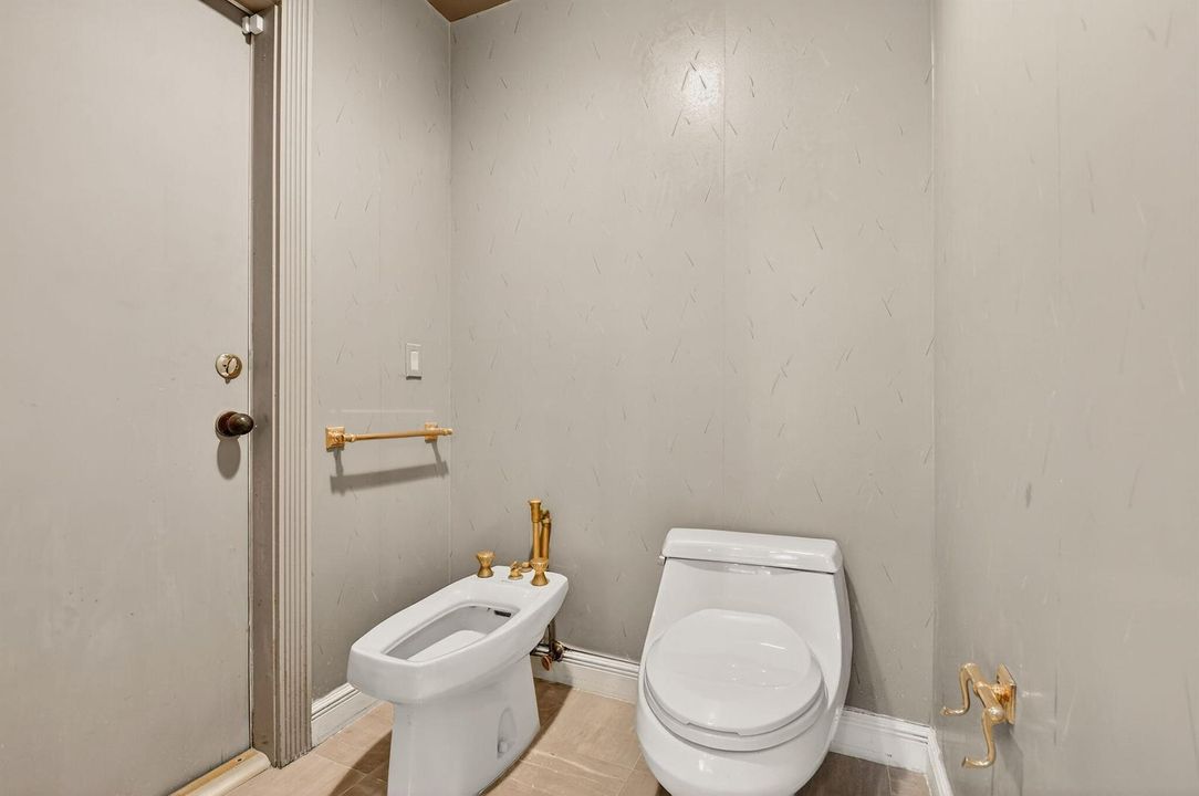 ladies room primary
