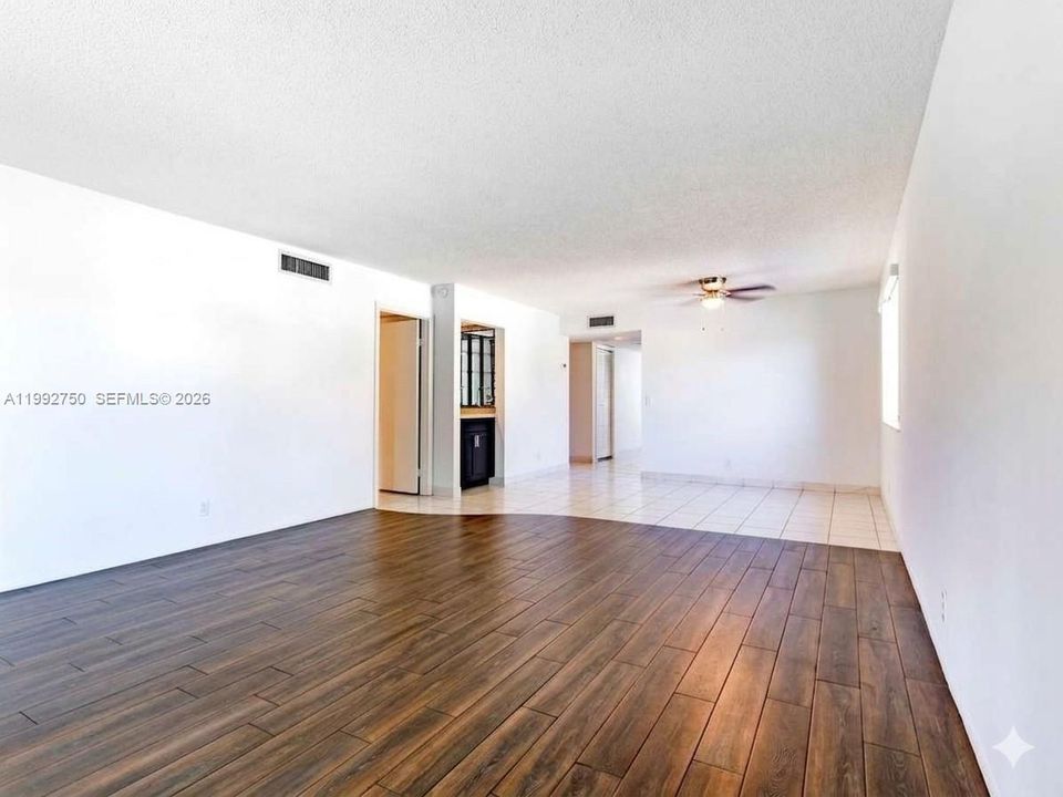 В аренду: $2,400 (2 спален, 2 ванн, 1231 Квадратных фут)