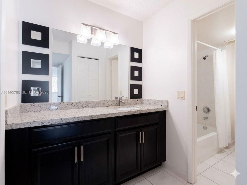 В аренду: $2,400 (2 спален, 2 ванн, 1231 Квадратных фут)