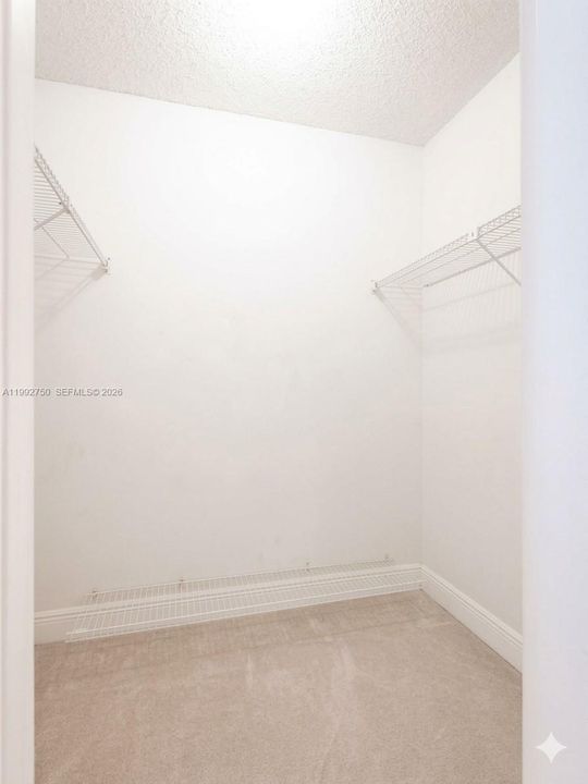 В аренду: $2,400 (2 спален, 2 ванн, 1231 Квадратных фут)