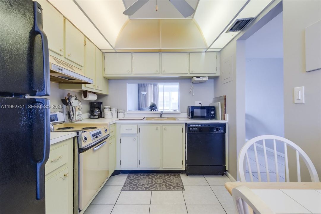 На продажу: $195,000 (2 спален, 2 ванн, 1035 Квадратных фут)