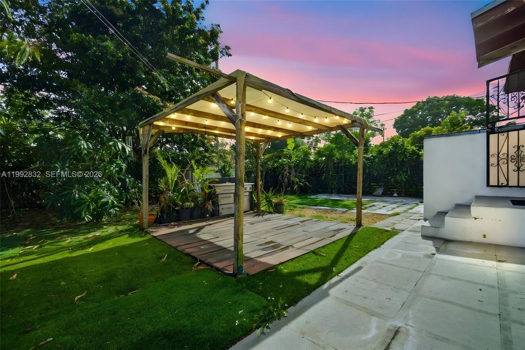 For Sale: $750,000 (2 beds, 1 baths, 1326 Square Feet)