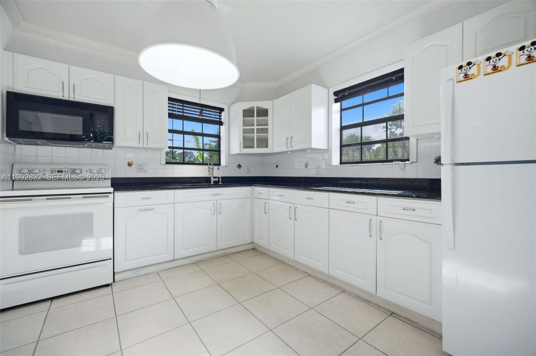 For Sale: $750,000 (2 beds, 1 baths, 1326 Square Feet)