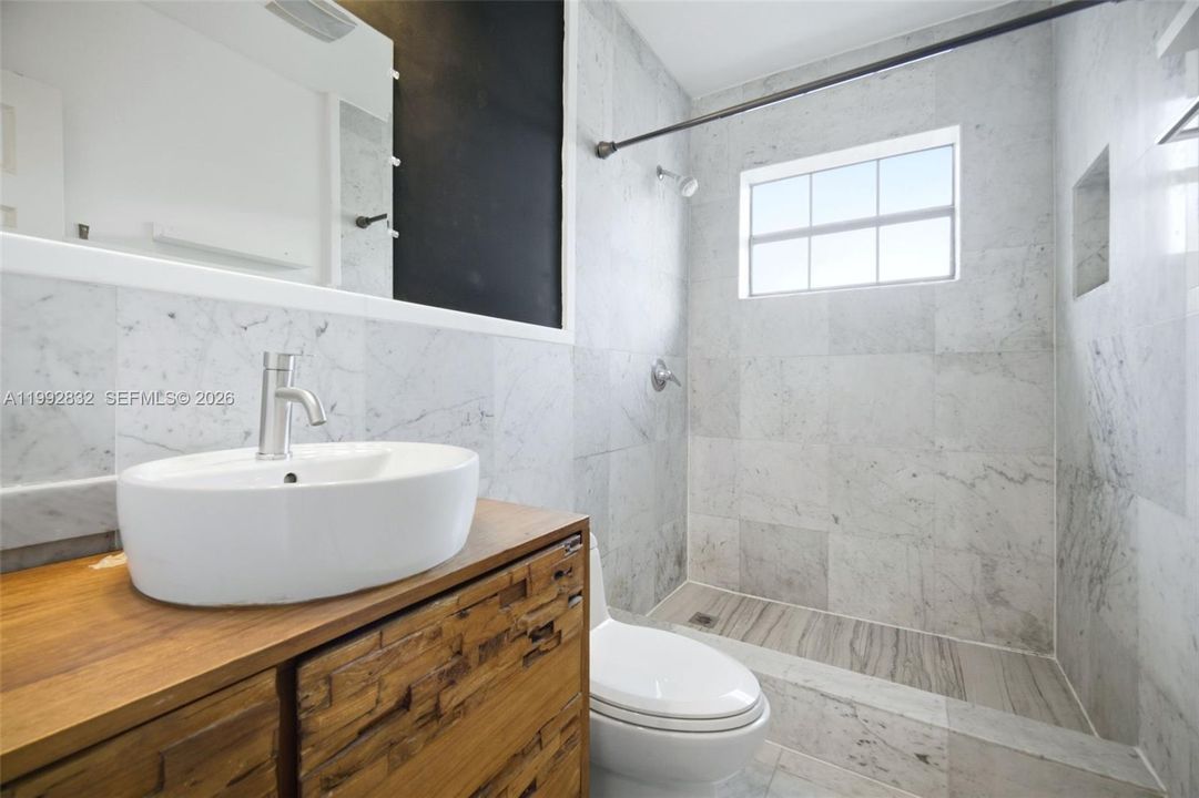 For Sale: $750,000 (2 beds, 1 baths, 1326 Square Feet)