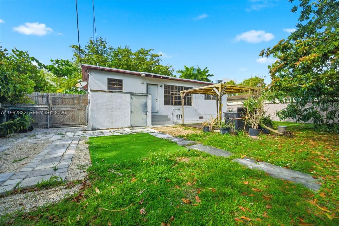 For Sale: $750,000 (2 beds, 1 baths, 1326 Square Feet)
