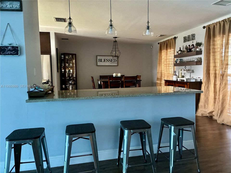 En Venta: $690,000 (5 camas, 3 baños, 1896 Pies cuadrados)