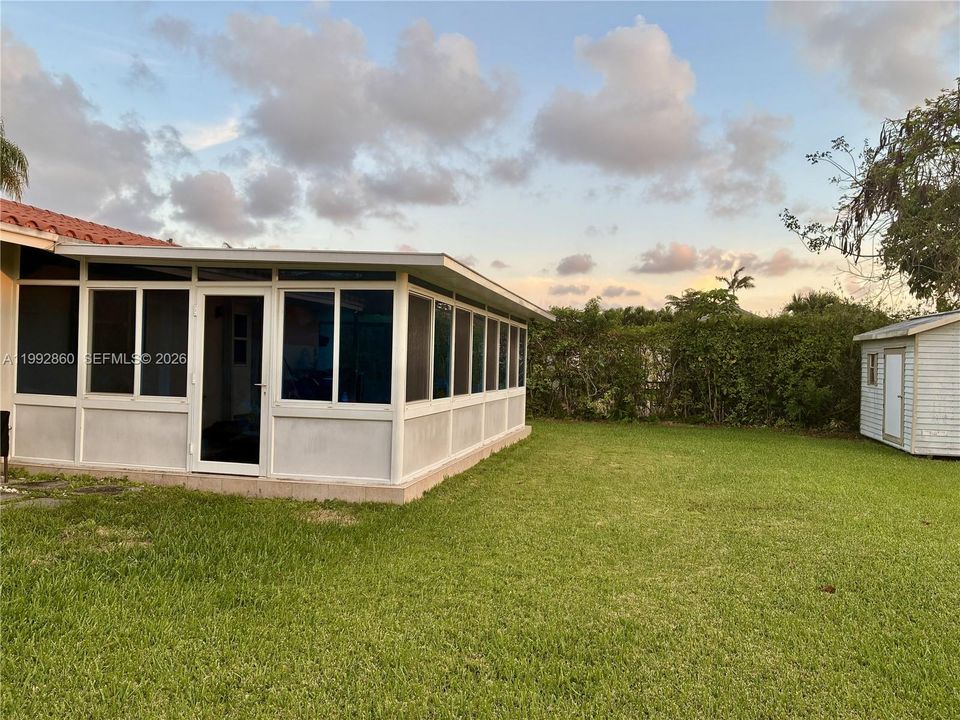 En Venta: $690,000 (5 camas, 3 baños, 1896 Pies cuadrados)
