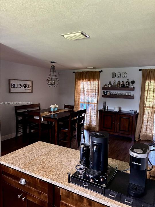 En Venta: $690,000 (5 camas, 3 baños, 1896 Pies cuadrados)