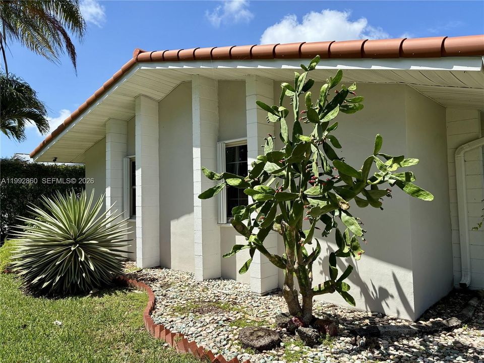 En Venta: $690,000 (5 camas, 3 baños, 1896 Pies cuadrados)