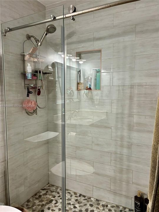 En Venta: $690,000 (5 camas, 3 baños, 1896 Pies cuadrados)