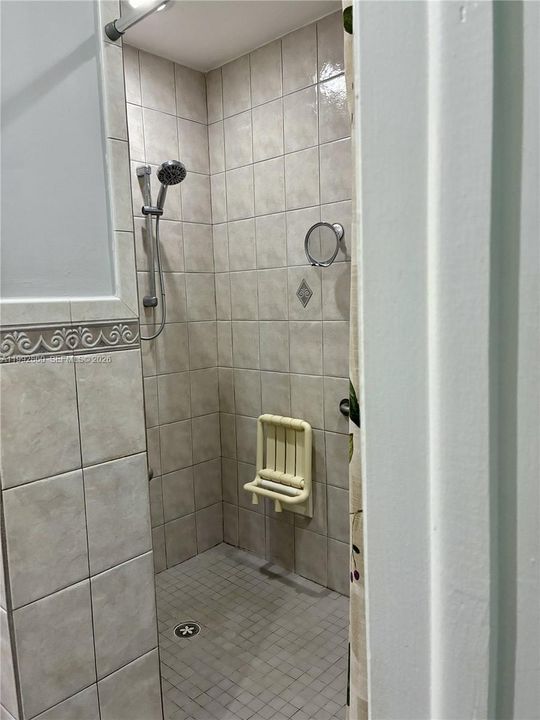 En Venta: $690,000 (5 camas, 3 baños, 1896 Pies cuadrados)