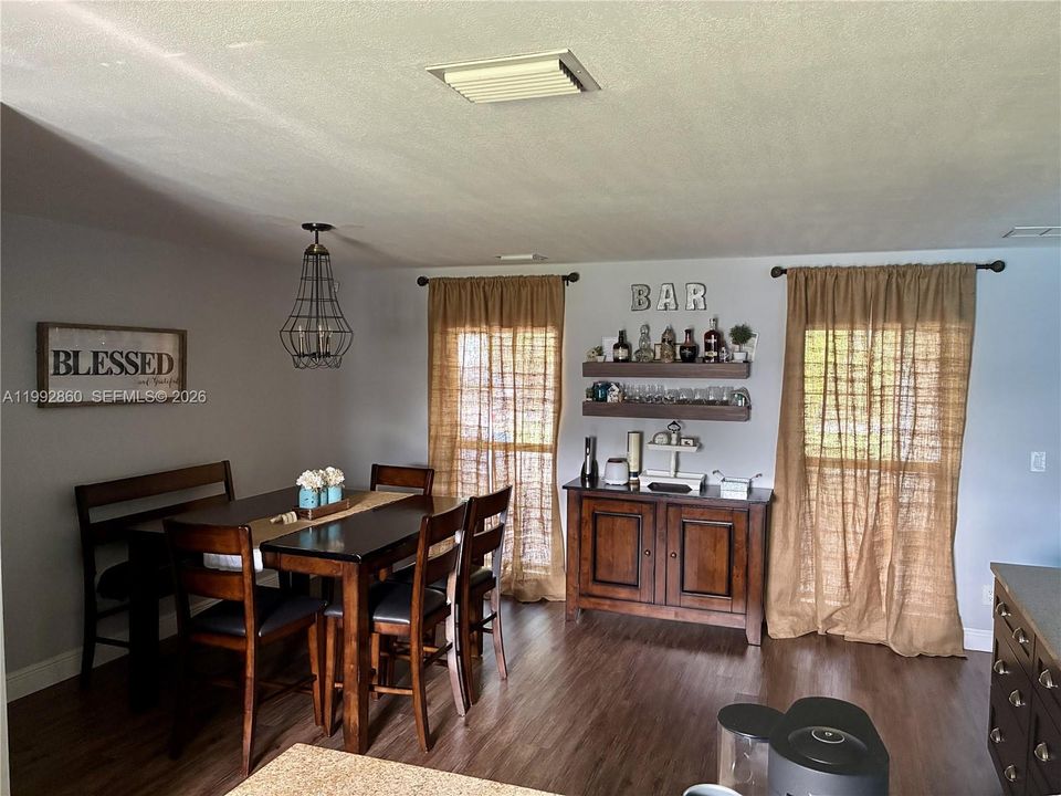 En Venta: $690,000 (5 camas, 3 baños, 1896 Pies cuadrados)
