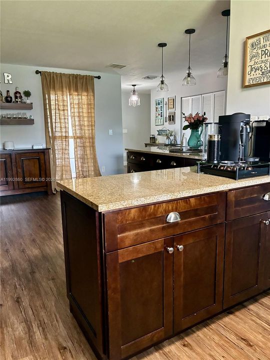 En Venta: $690,000 (5 camas, 3 baños, 1896 Pies cuadrados)