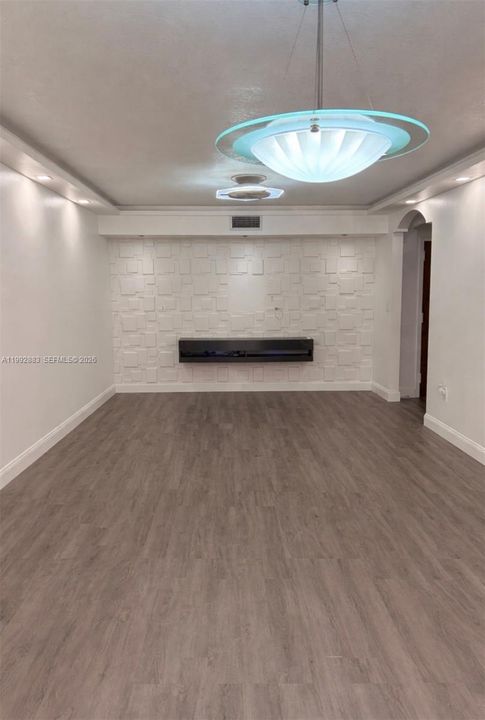 With decorator wall-tray ceilings/ cove lighting