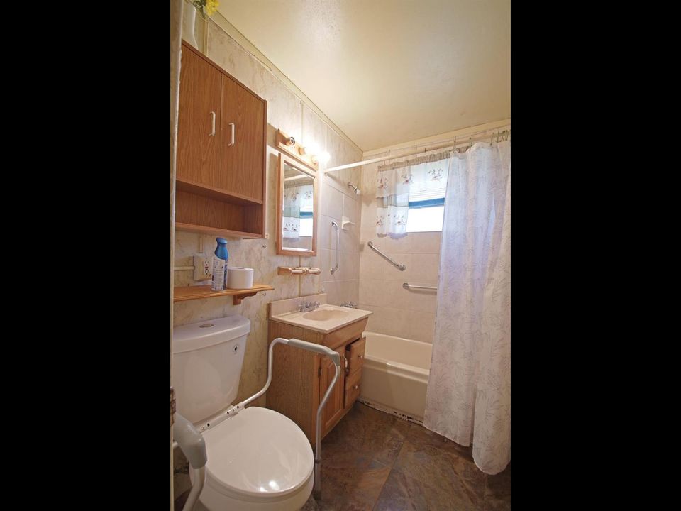 Bathroom-021-002-2048x1536
